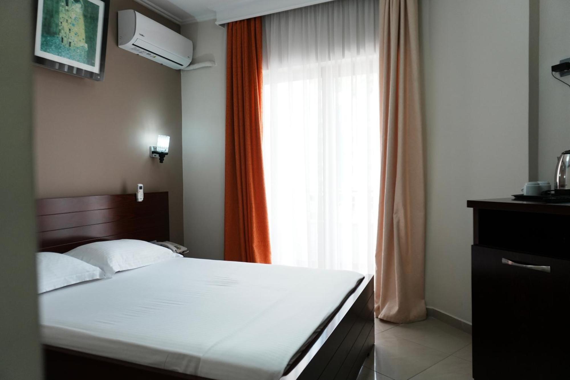 Hotel Mediterrane Saranda Extérieur photo