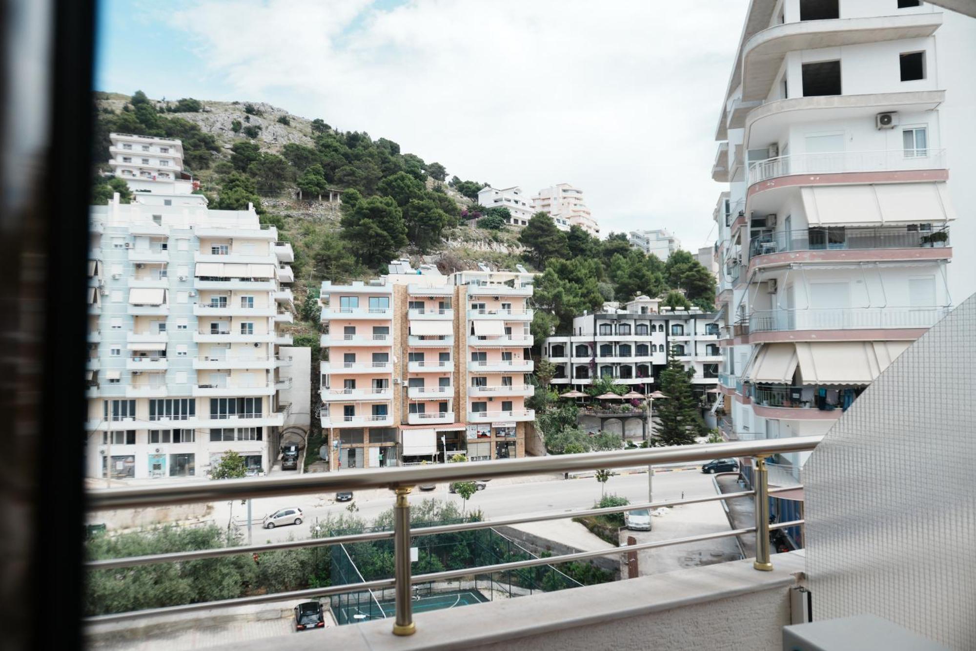 Hotel Mediterrane Saranda Extérieur photo
