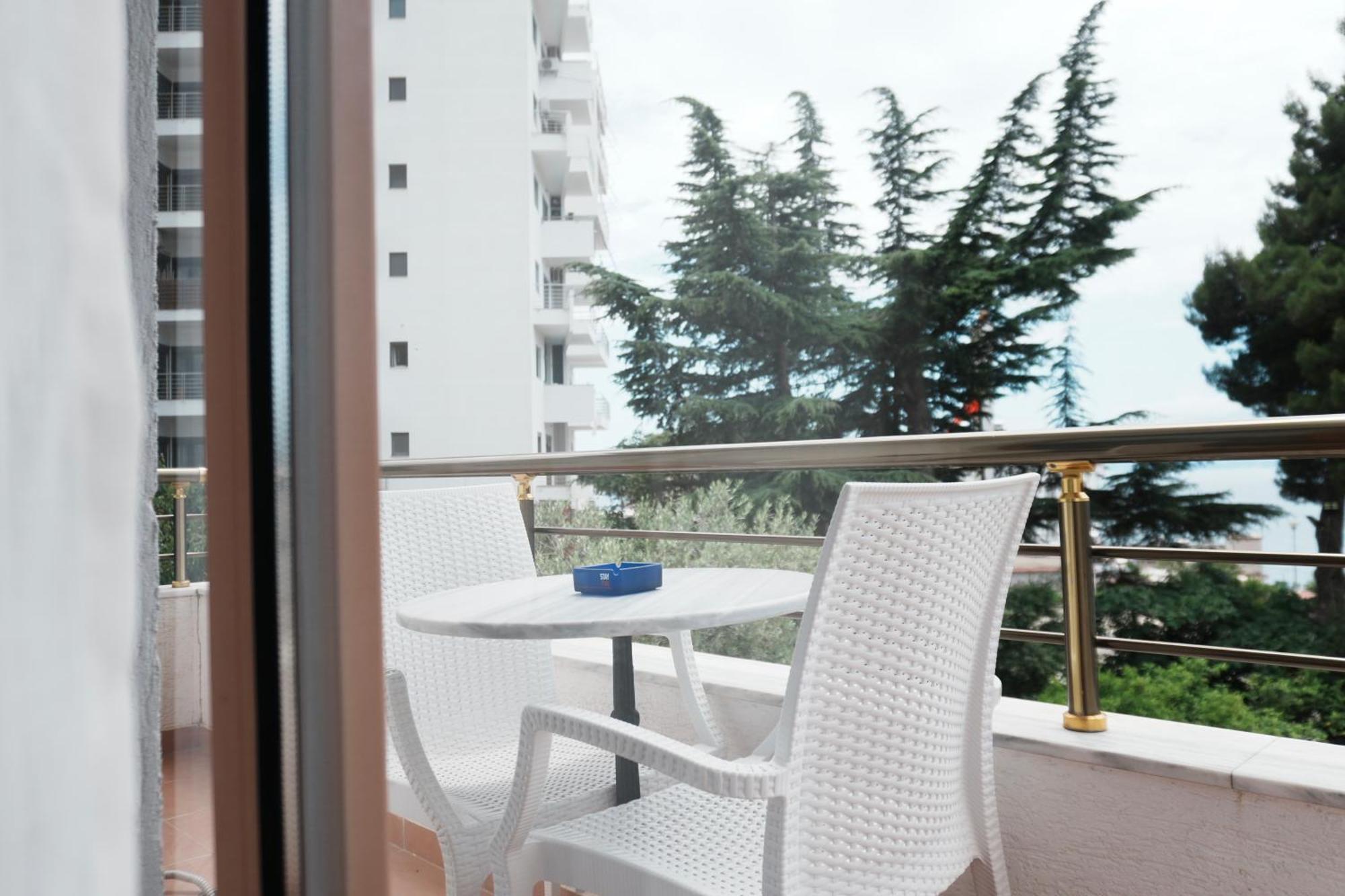 Hotel Mediterrane Saranda Extérieur photo