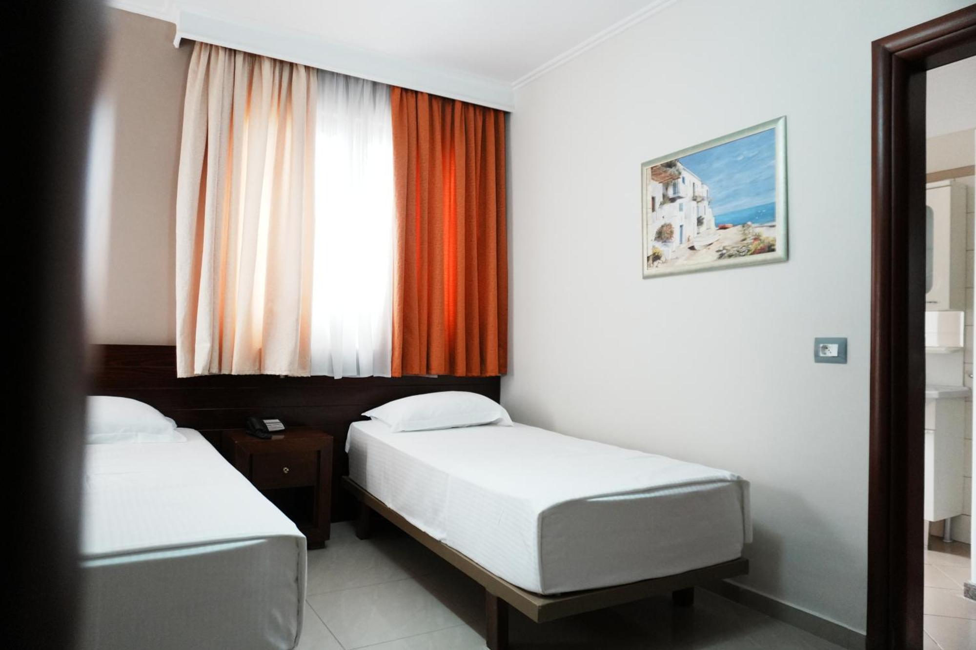 Hotel Mediterrane Saranda Extérieur photo