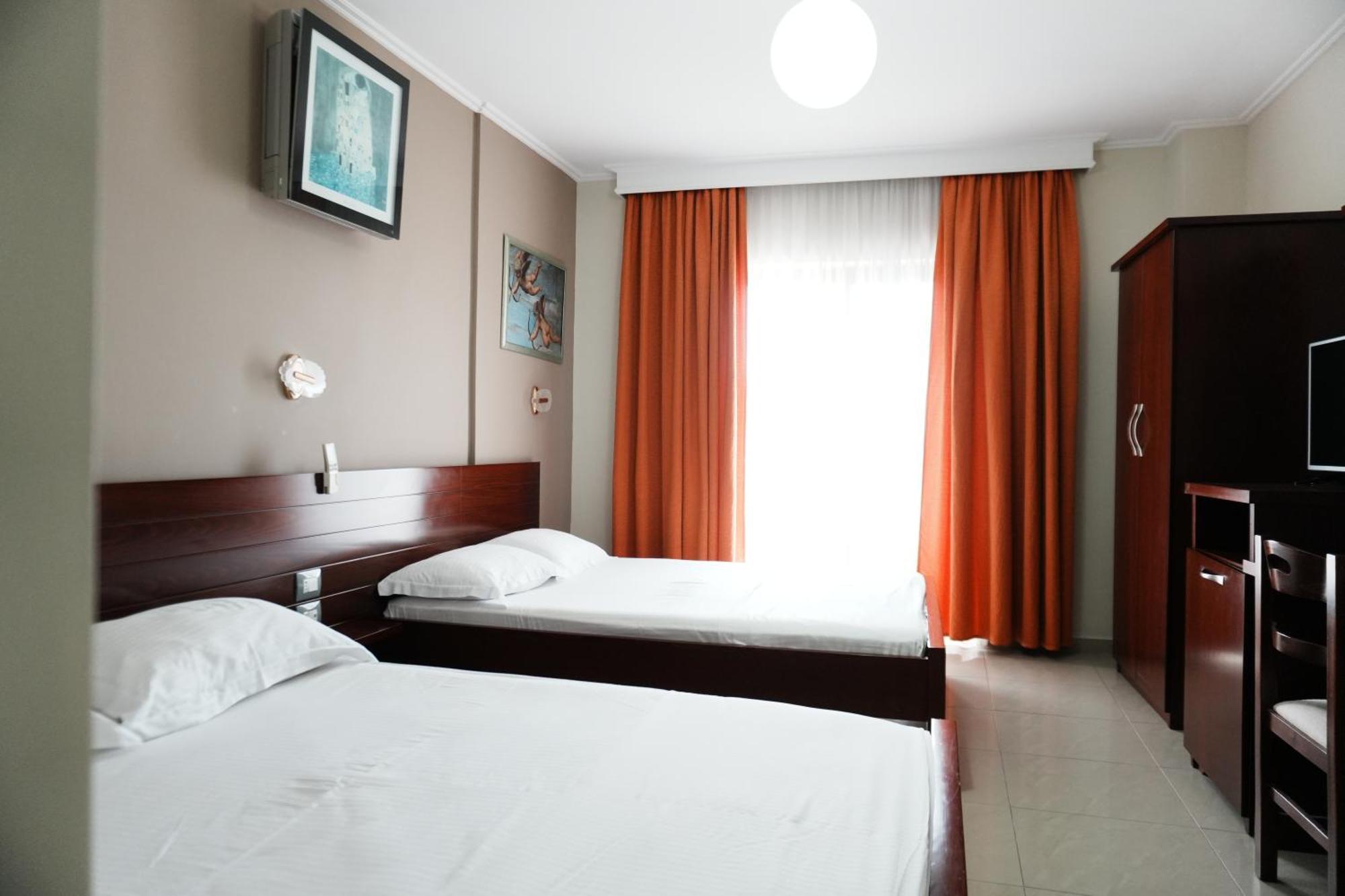 Hotel Mediterrane Saranda Extérieur photo