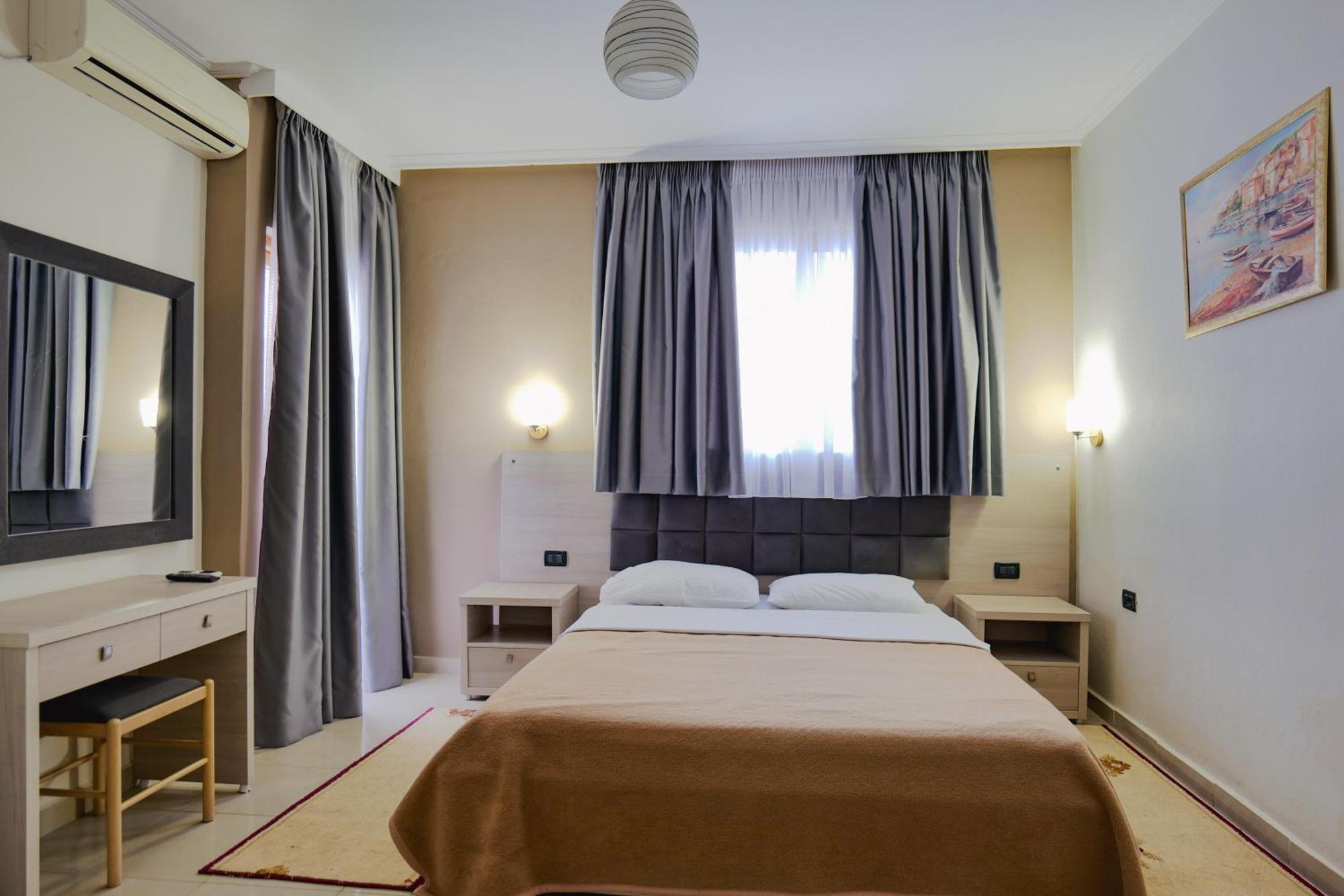 Hotel Mediterrane Saranda Extérieur photo