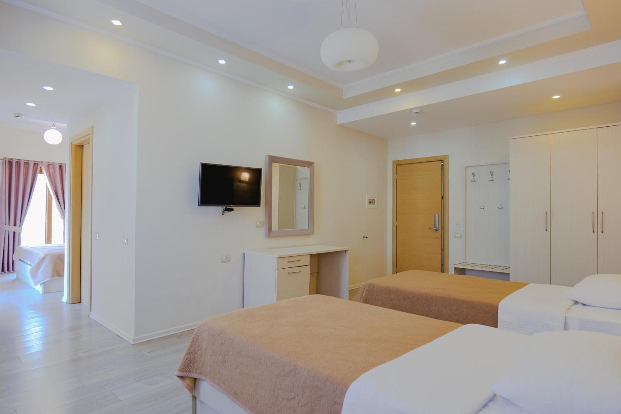 Hotel Mediterrane Saranda Extérieur photo