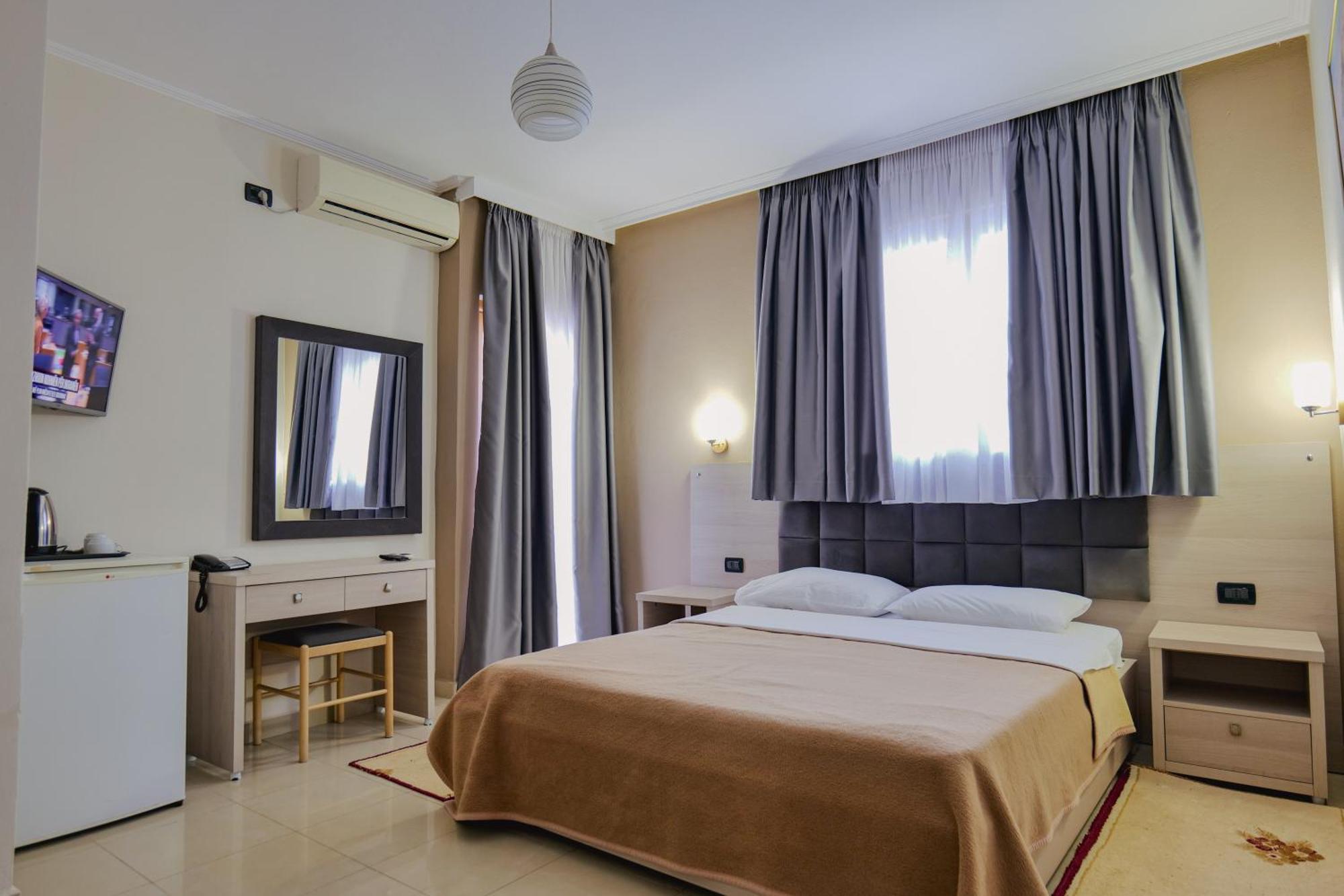 Hotel Mediterrane Saranda Extérieur photo