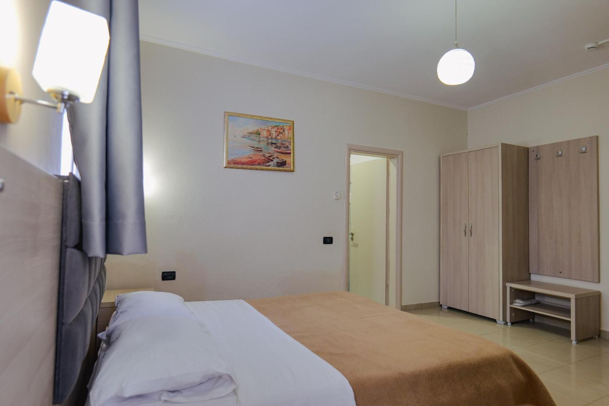 Hotel Mediterrane Saranda Extérieur photo
