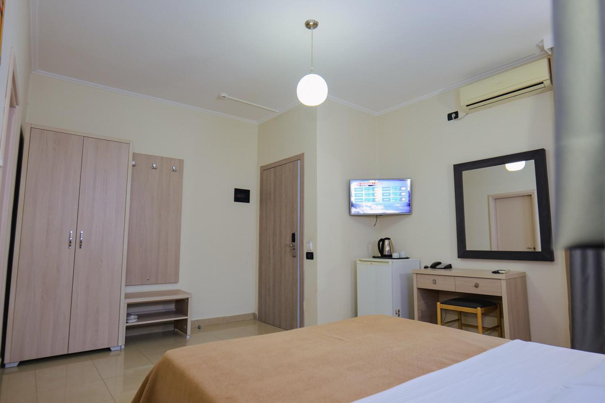 Hotel Mediterrane Saranda Extérieur photo