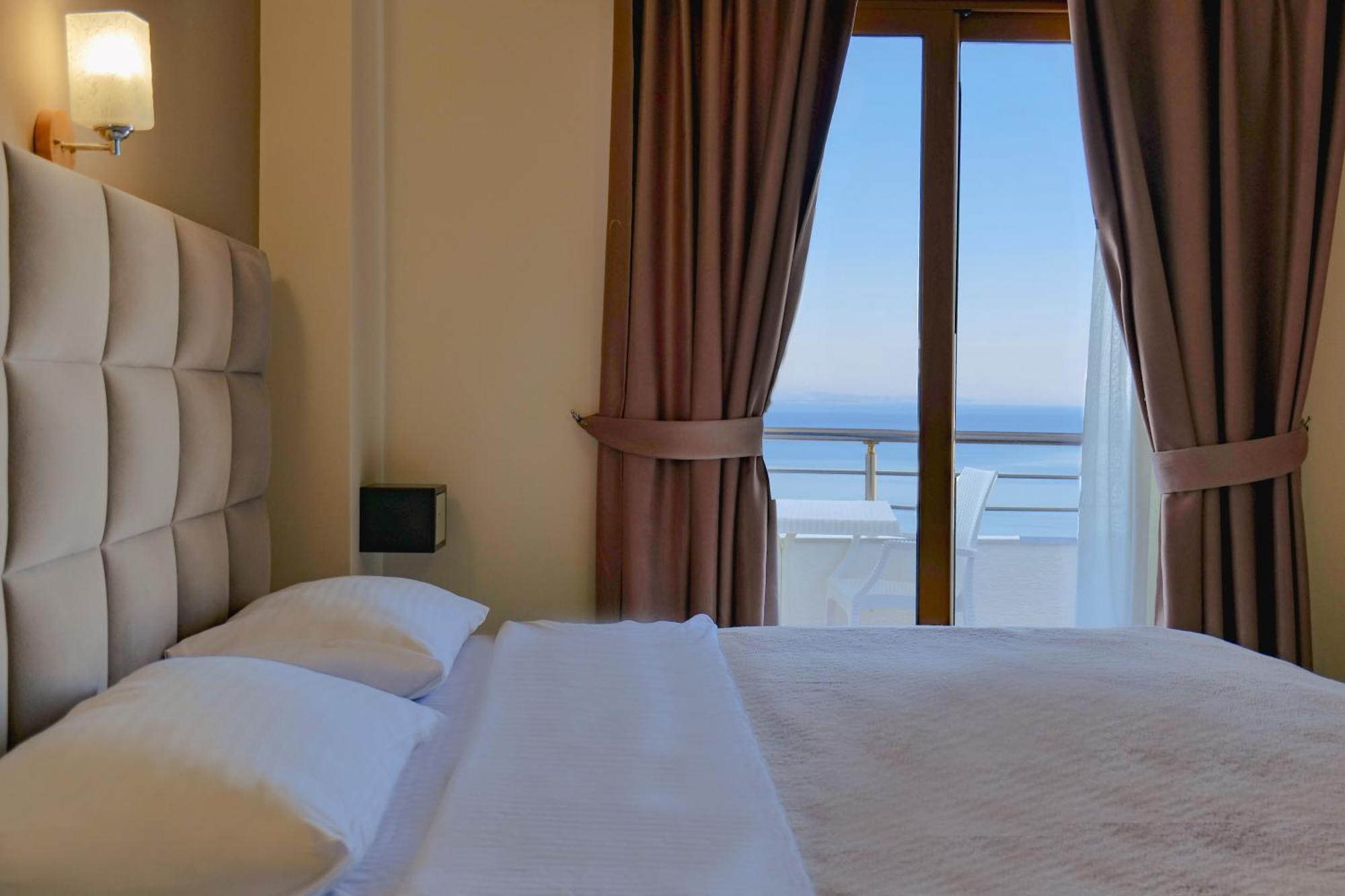 Hotel Mediterrane Saranda Extérieur photo
