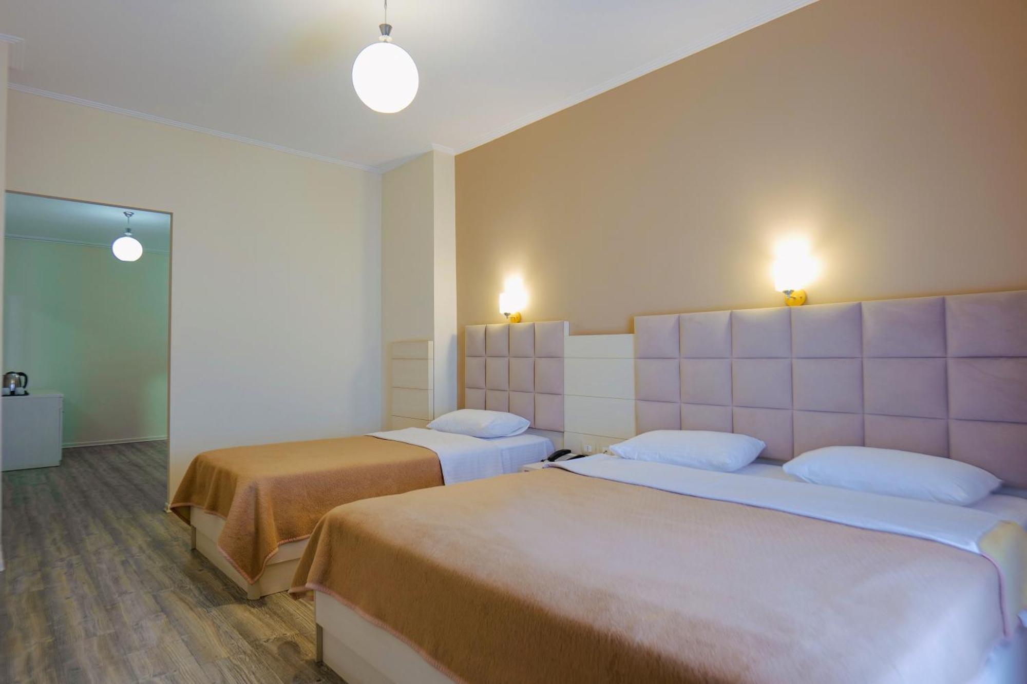 Hotel Mediterrane Saranda Extérieur photo