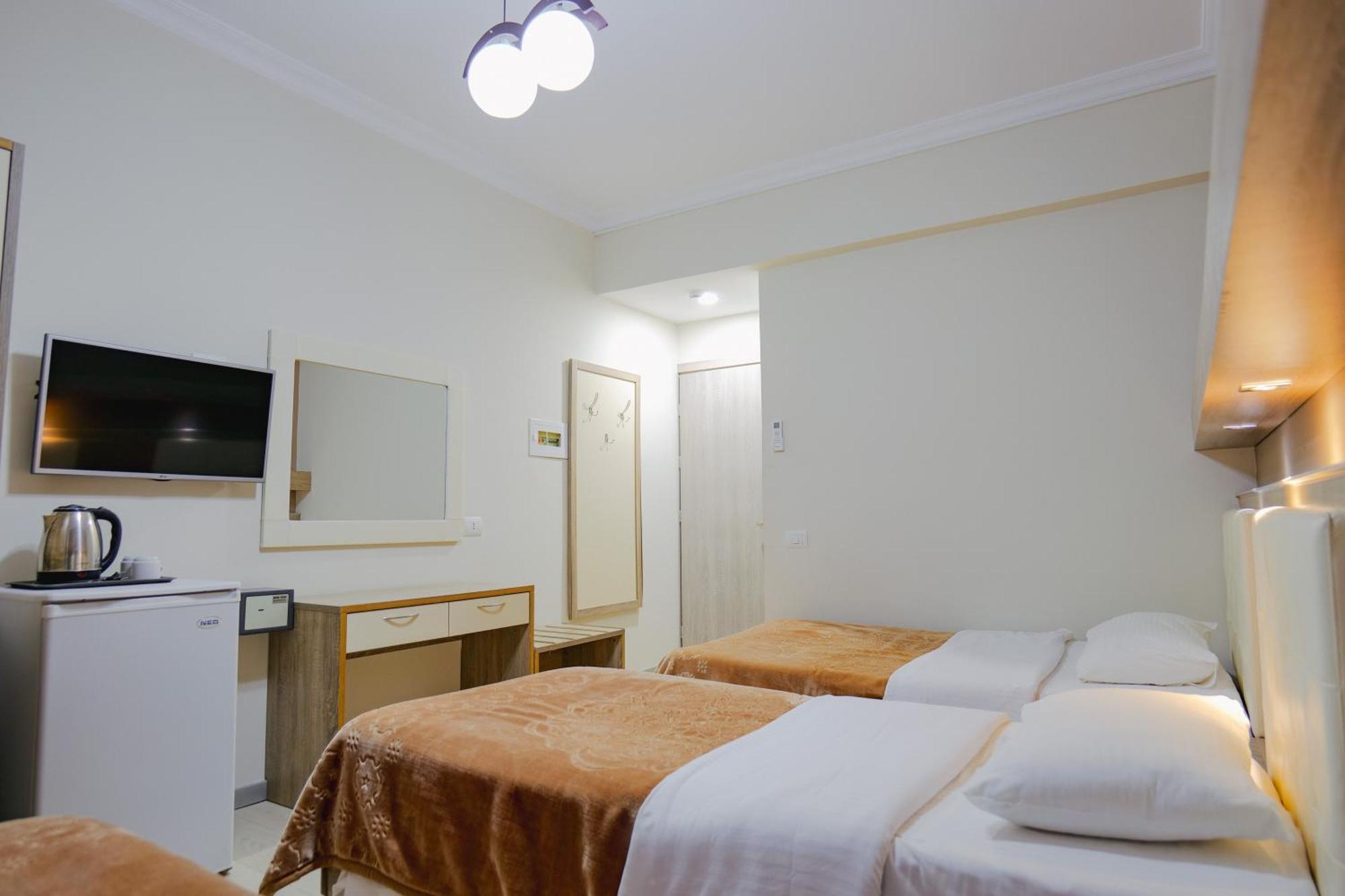 Hotel Mediterrane Saranda Extérieur photo
